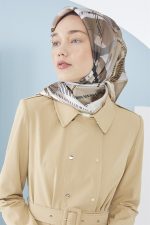 وشاح حرير ستان منقوش بيج - Image 4