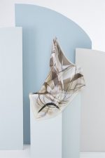وشاح حرير ستان منقوش بيج - Image 2